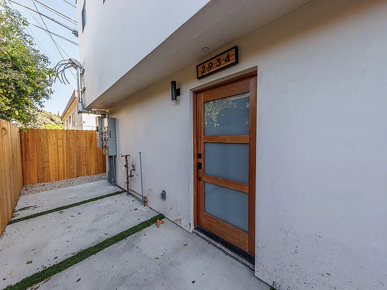 2938 S. Sycamore Ave — Photo 30