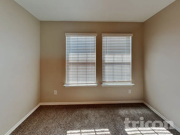 3323 Hawkins Dr — Photo 9