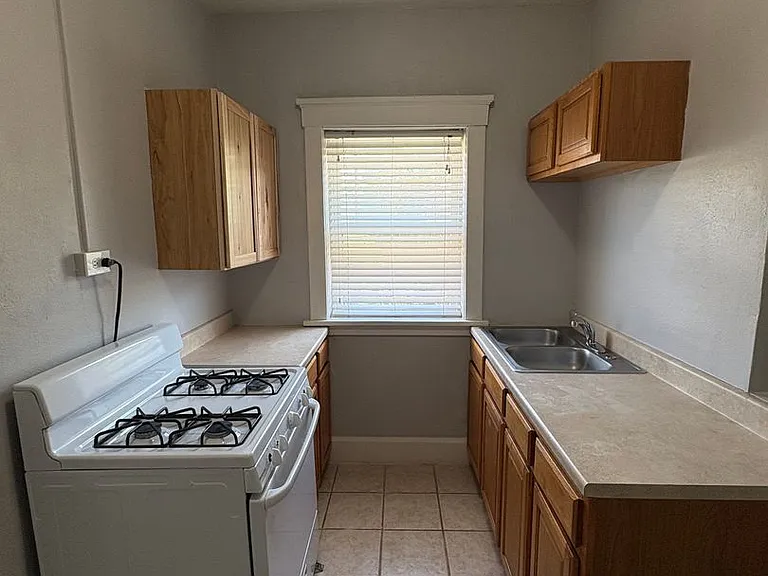 3301 Dewey Ave — Photo 11