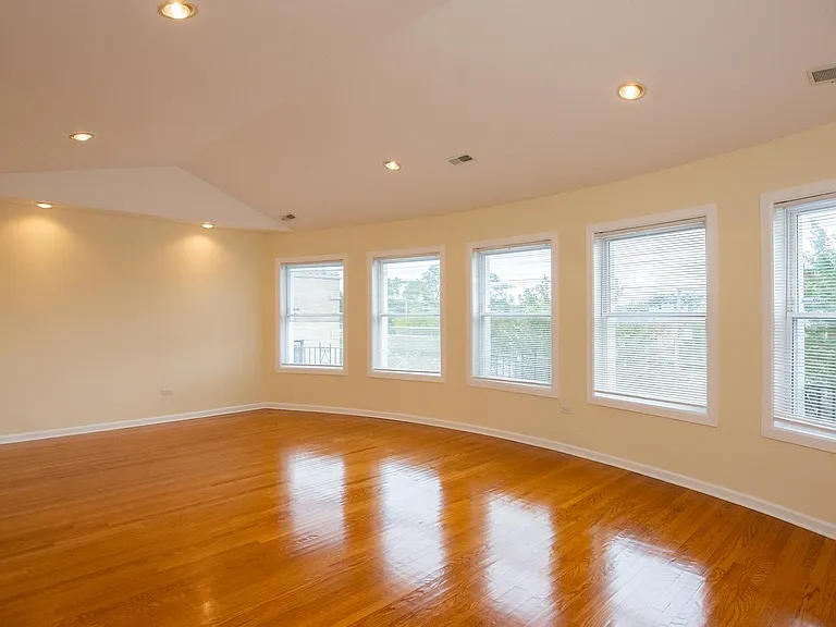 7554 N Claremont Ave #2 — Photo 2