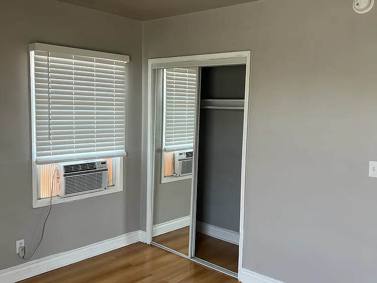 1442 W 27th St #4 — Photo 3