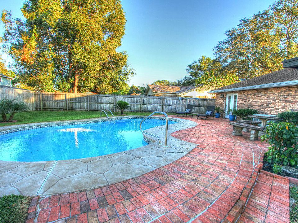 1st image of 4 Doral Dr