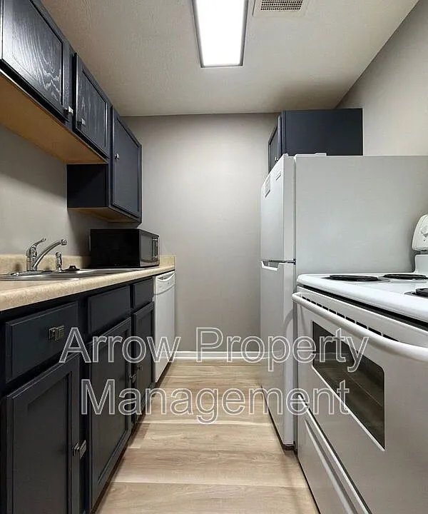 1119 E St #7
