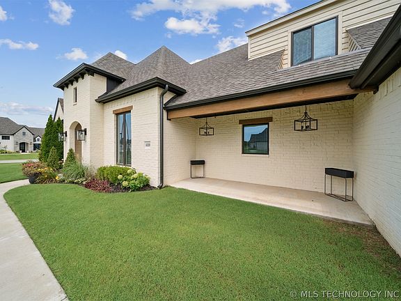 5th image of 6110 N Creekwood Dr