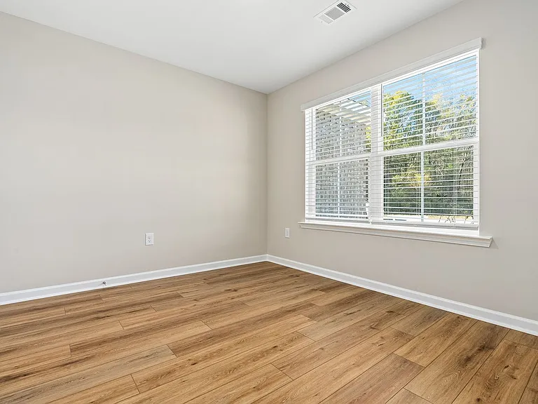 1147 Douglas St — Photo 7