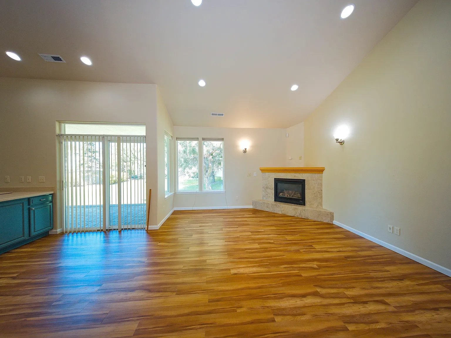 2 bed, 1255 sqft, $2,400 — Photo 4