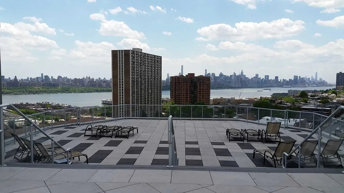 Building Photo - Cliffside Views