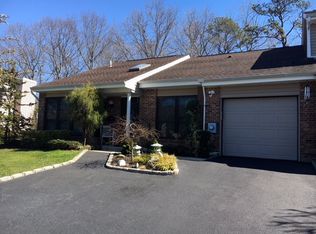 117 Hidden Ponds Cir, Smithtown, NY 11787
