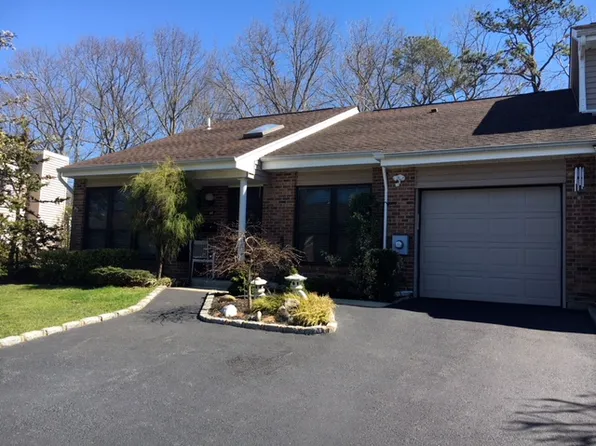 117 Hidden Ponds Cir, Smithtown, NY 11787