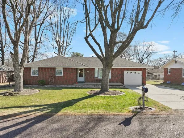 1805 Spruce St, Highland, IL 62249