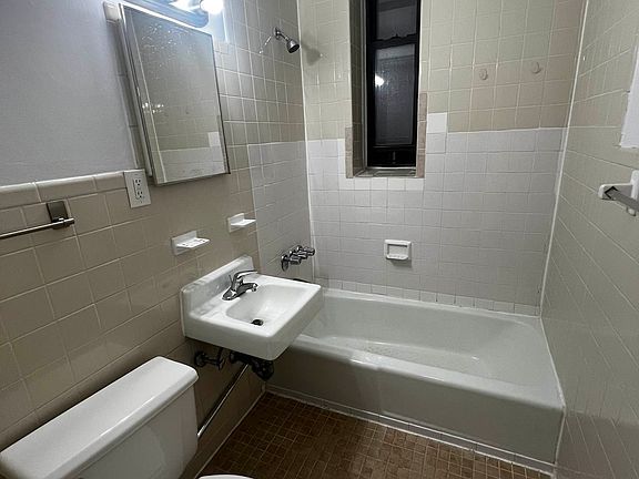4th image of 217 E 33rd St APT 1RW