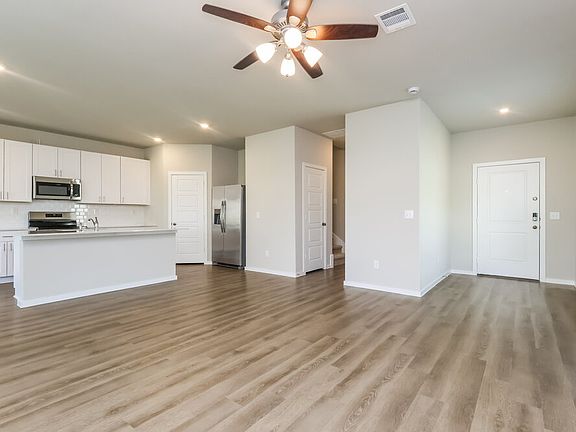 5th image of 624 Levine Ct
