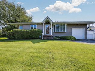 16 Pittoni Dr, Commack, NY 11725