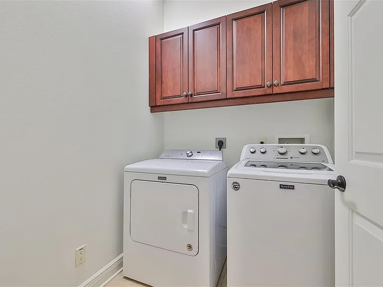 602 Saxony Blvd — Photo 20
