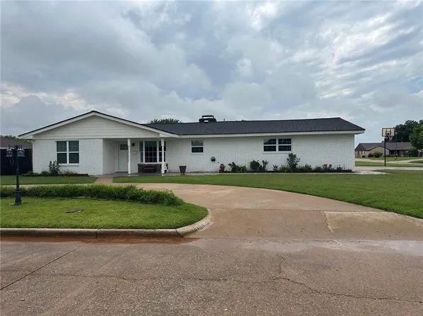 106 Sandra Rd, Clinton, OK 73601