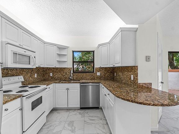 3rd image of 51 Uno Lago Dr
