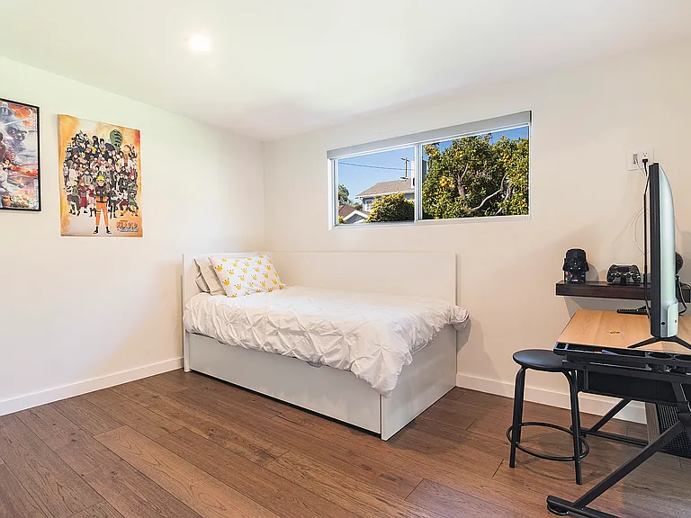 6561 Lasaine Ave — Photo 43