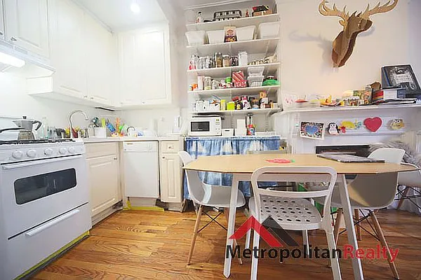 Rented by Metropolitan Realty | media 9