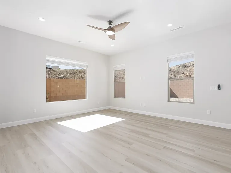 419 S 2250 W — Photo 11
