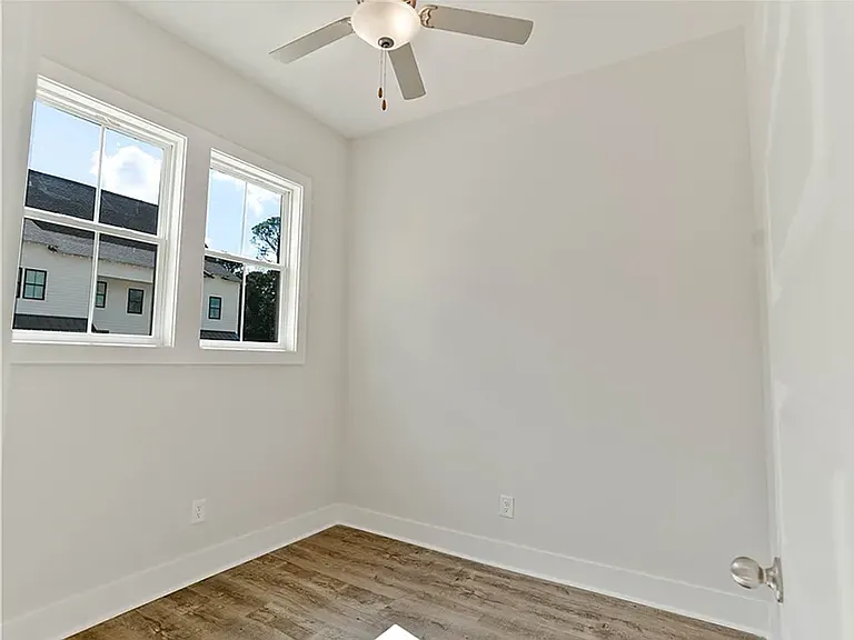 606 Cameron Ct — Photo 3