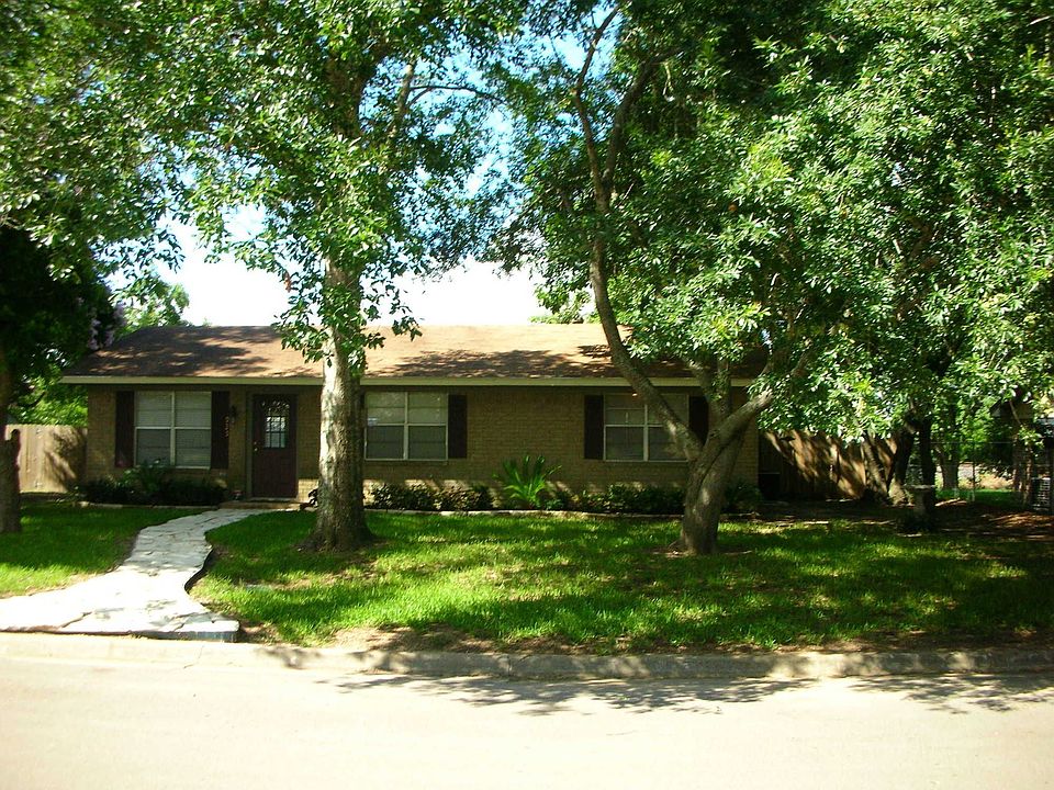 1st image of 935 Pine Dr