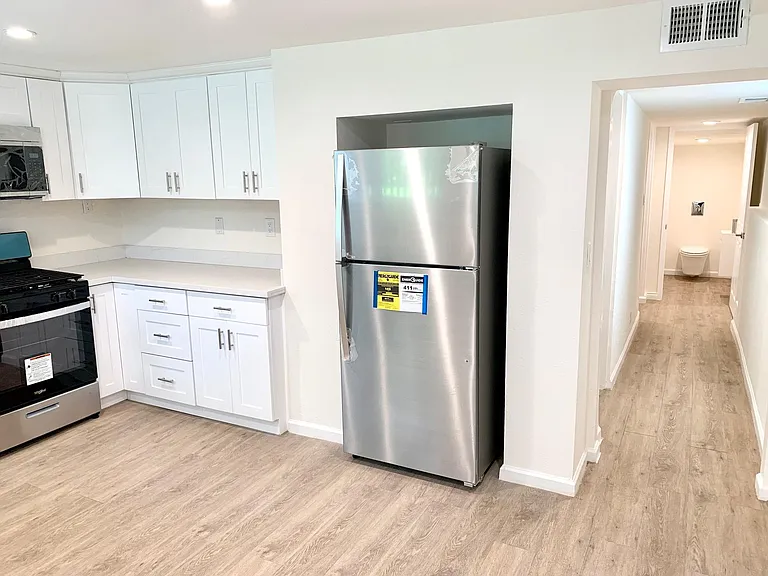 421 Huron Ave #IN-LAW — Photo 4
