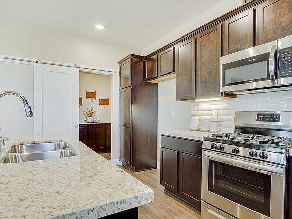 Beautiful kitchen. Refrigerator included.