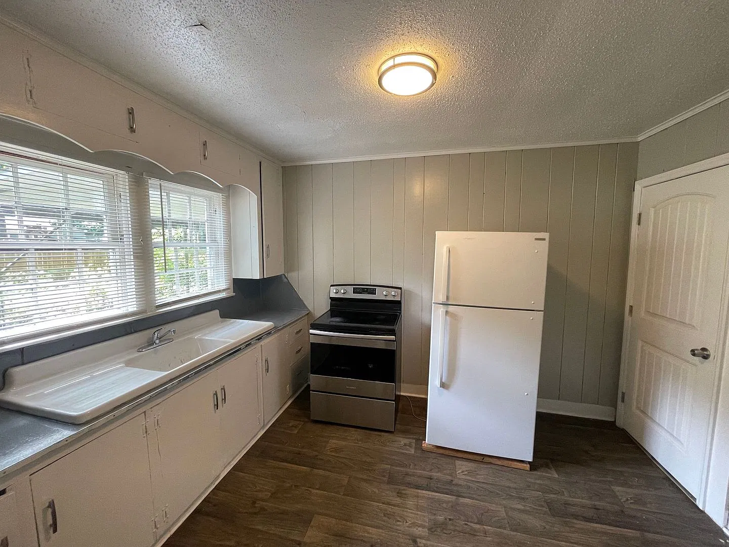 Coming Soon! Huge 3 Bedroom House! — Photo 4