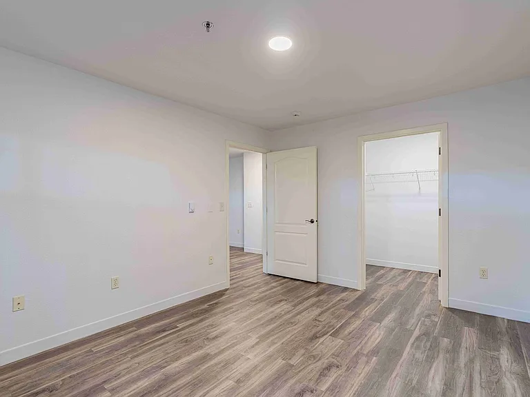 Eastwood Apartments — Photo 54