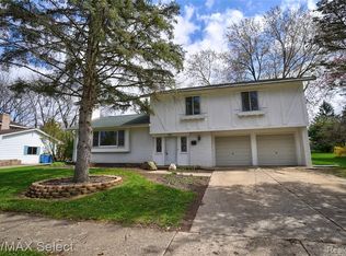 757 Huntington Rd, Grand Blanc, MI 48439