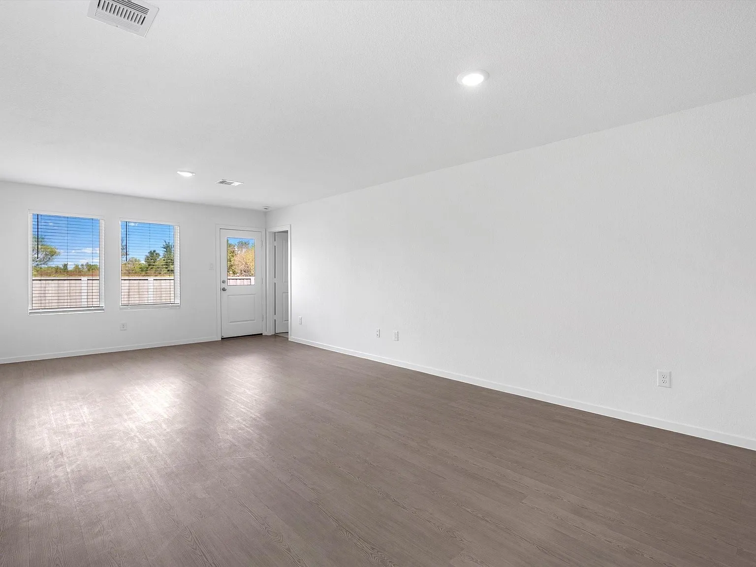 3 bed, 2.0 bath, 1464 sqft, $1,900 — Photo 4