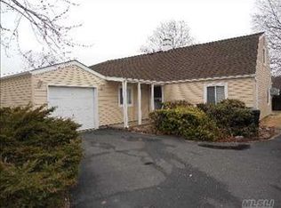 3 Honeysuckle Ln, Holtsville, NY 11742