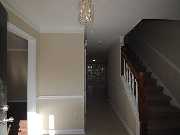 5th image of 2550 Broadmoor Ct
