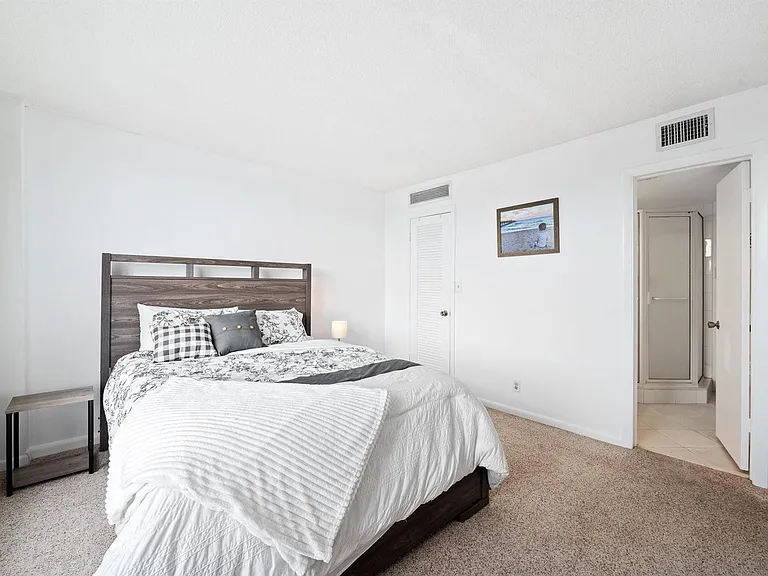 1050 Hillsboro Mile #203W — Photo 20