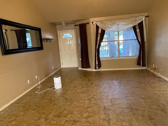 2nd image of 729 Blue Oak Cir