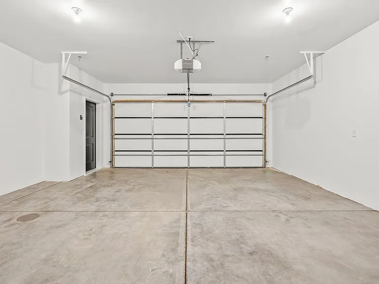 895 W 8th St — Photo 14