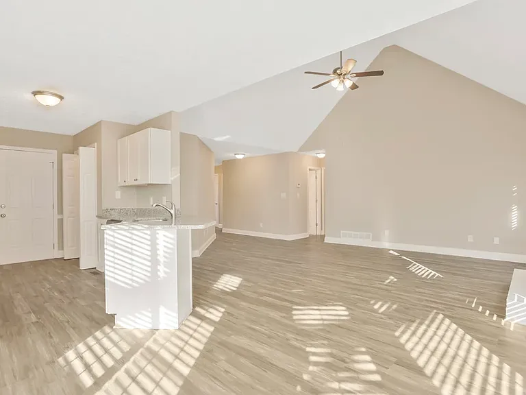 304 Jasmine Dr — Photo 3