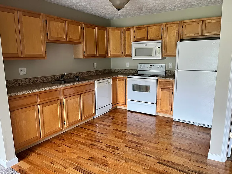 Lakepointe Apartment Homes — Photo 10