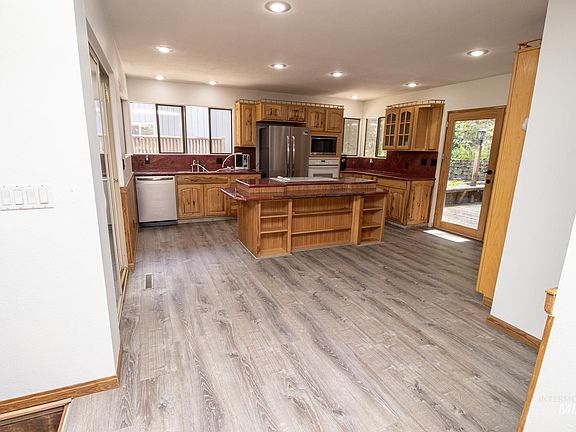 4th image of 801 McArthur Dr