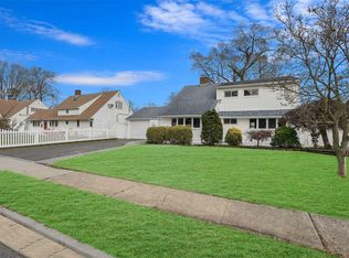 25 Disc Ln, Wantagh, NY 11793