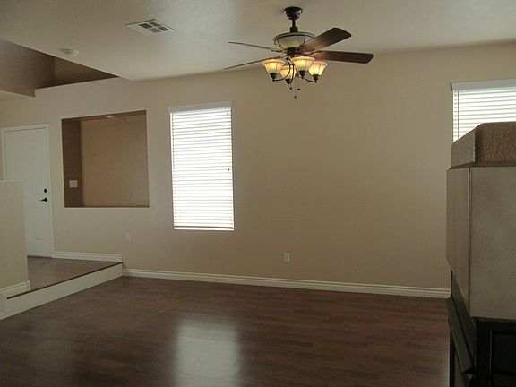 ENTRY / LIVING ROOM