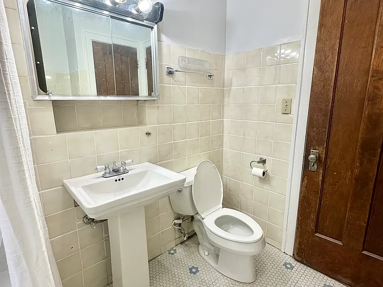 Bathroom (angle 3)