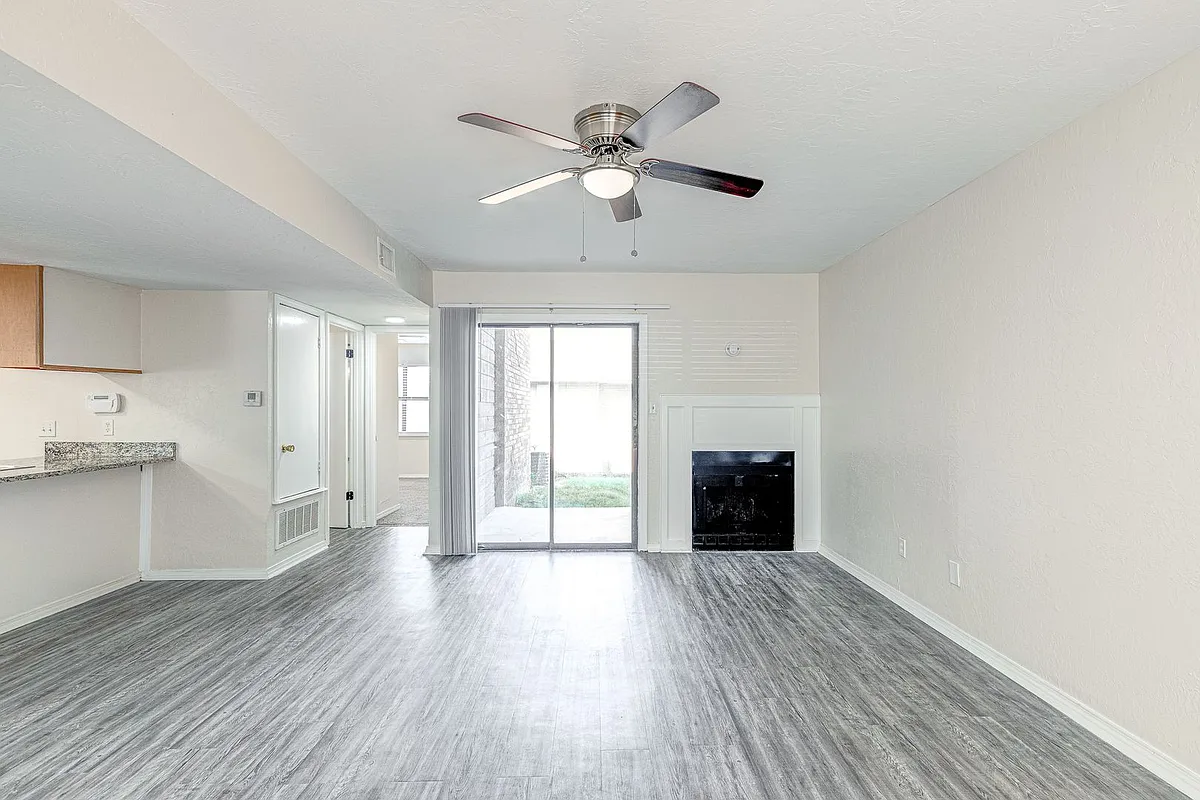 Building Photo - 2902 NW 45th Pl #C
