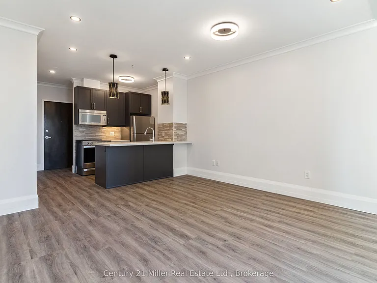 118 King St E #618 — Photo 36