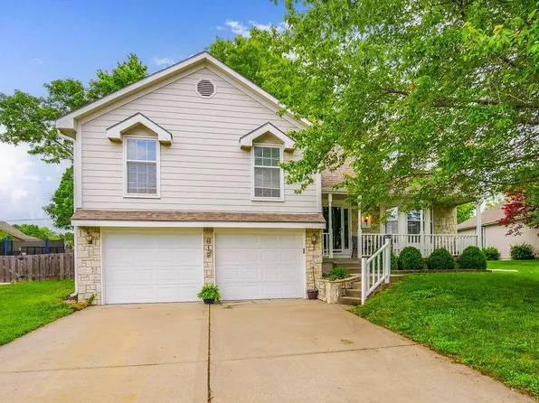 612 NE Victoria Dr, Lees Summit, MO 64086