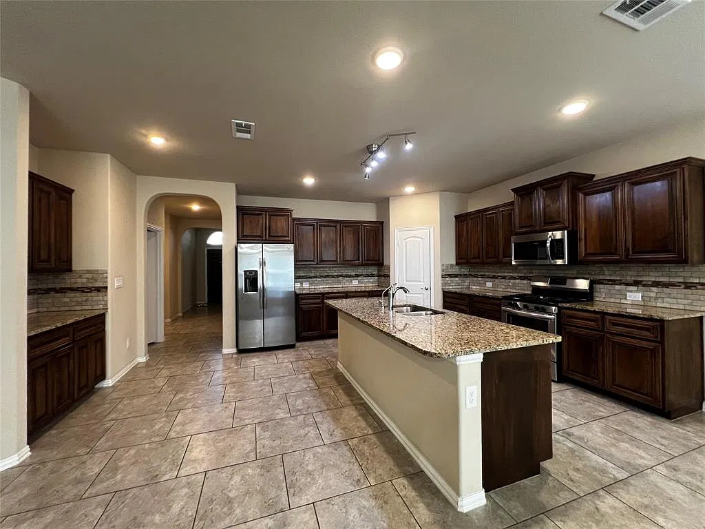4 bed, 2070 sqft, $2,800 — Photo 2