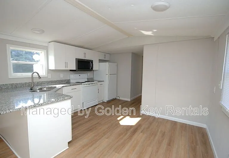 104 Lindsey Brooke Ln — Photo 2