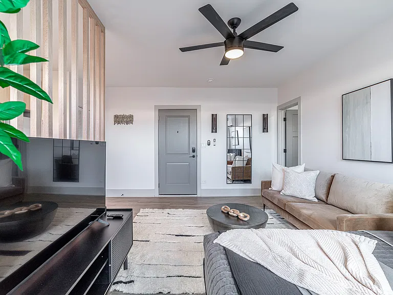 3546 N Southport Ave #204 — Photo 8