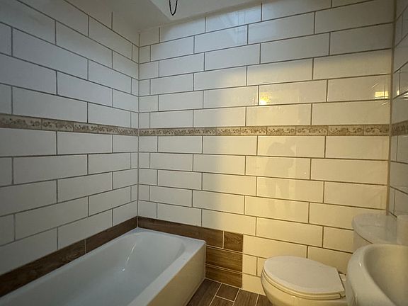 5th image of 7347 Woodbine Ave