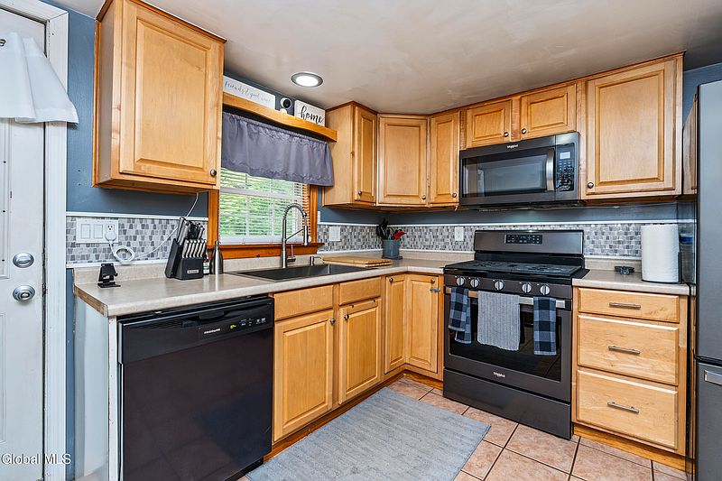 4th image of 658 Bruno Road